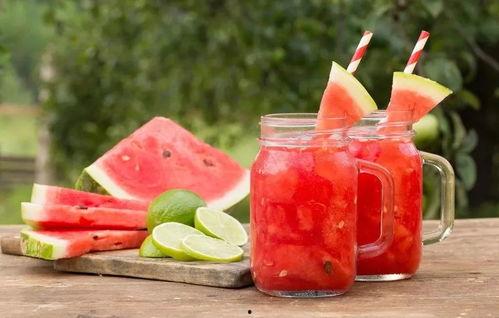 网友爆料吃西瓜汁视频,西瓜汁制作过程，夏日清凉饮品新鲜出炉！